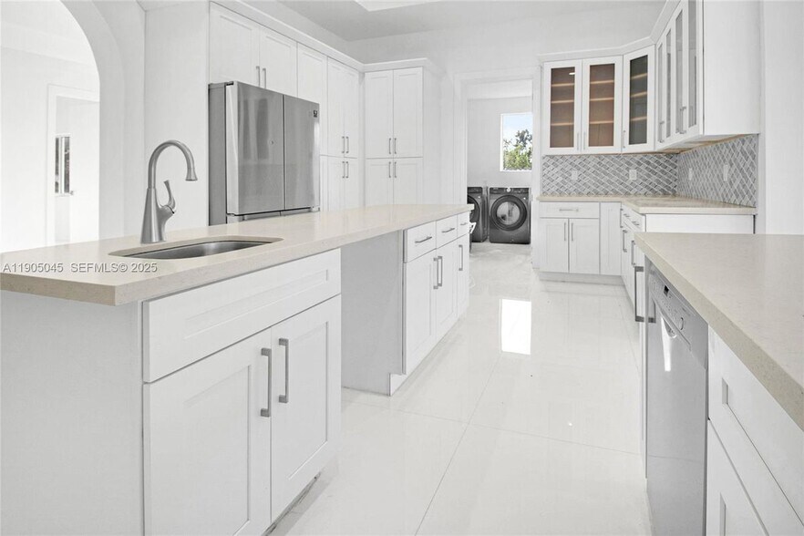 Building Photo - 425 SW 129th Ave