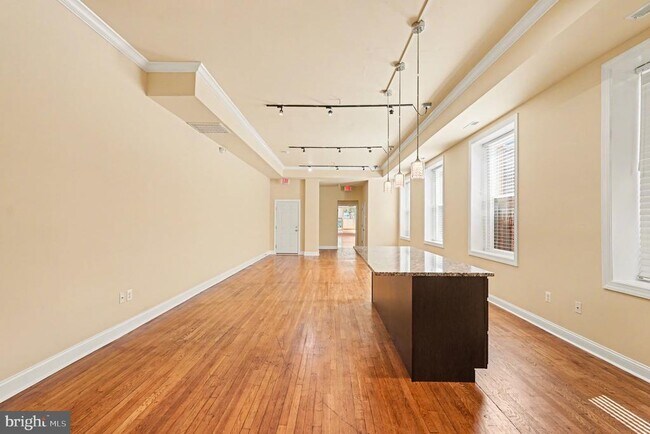 Building Photo - 338 N Charles St