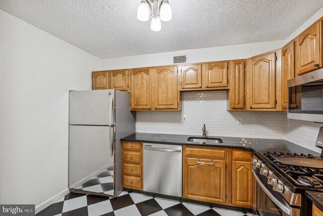 Building Photo - 5225 Pooks Hill Rd