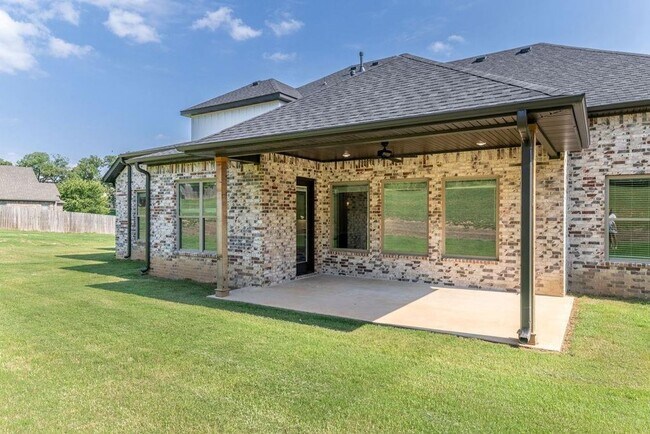 Building Photo - 5 bedroom CUSTOM BUILT home in Elm Springs MUST SEE