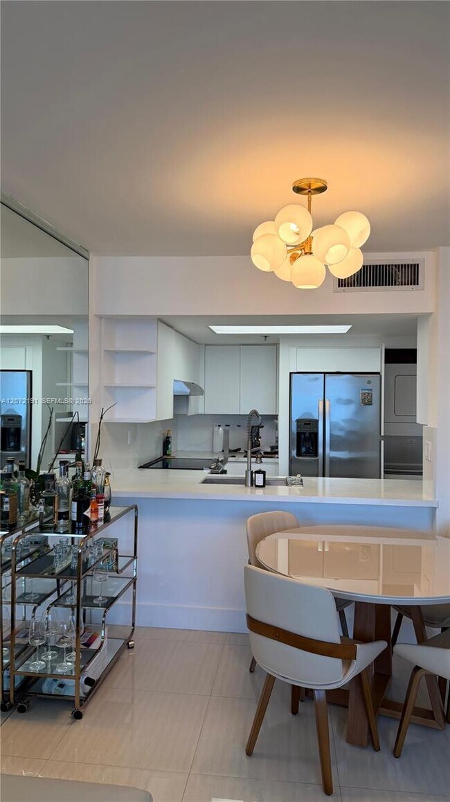 Building Photo - 540 Brickell Key Dr
