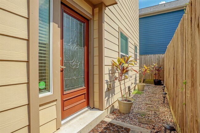 Building Photo - 936 W 26th St