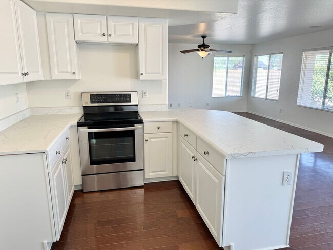 Building Photo - 4 Bedroom 3 Bathroom Home in Surprise! Has Loft & Additional Office/Den!