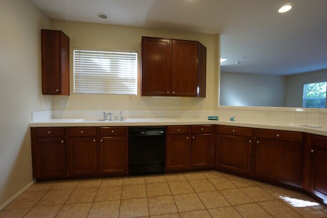Building Photo - Beautiful 3 Bedroom Condo in Rancho!