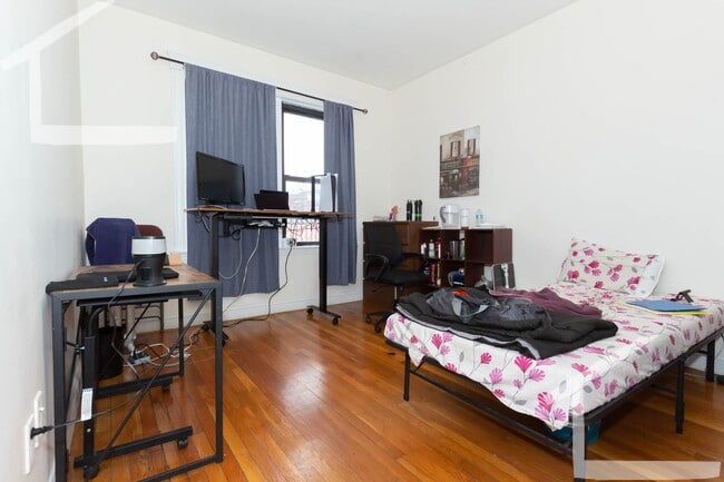 Building Photo - Conveniently Located, Spacious Apt w Ht & HW Inc.  Near B and C lines!