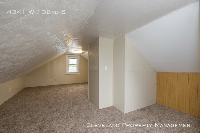Building Photo - Updated West Side Colonial