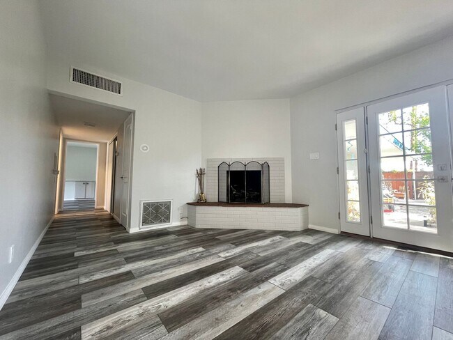 Building Photo - COMING SOON! 1 Bedroom 1 Bathroom Apartmen...