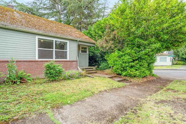 Building Photo - Inviting, remodeled 3-bdr/1.5-bath in Division/Hawthorne duplex—Privacy, A/C, parking, & storage
