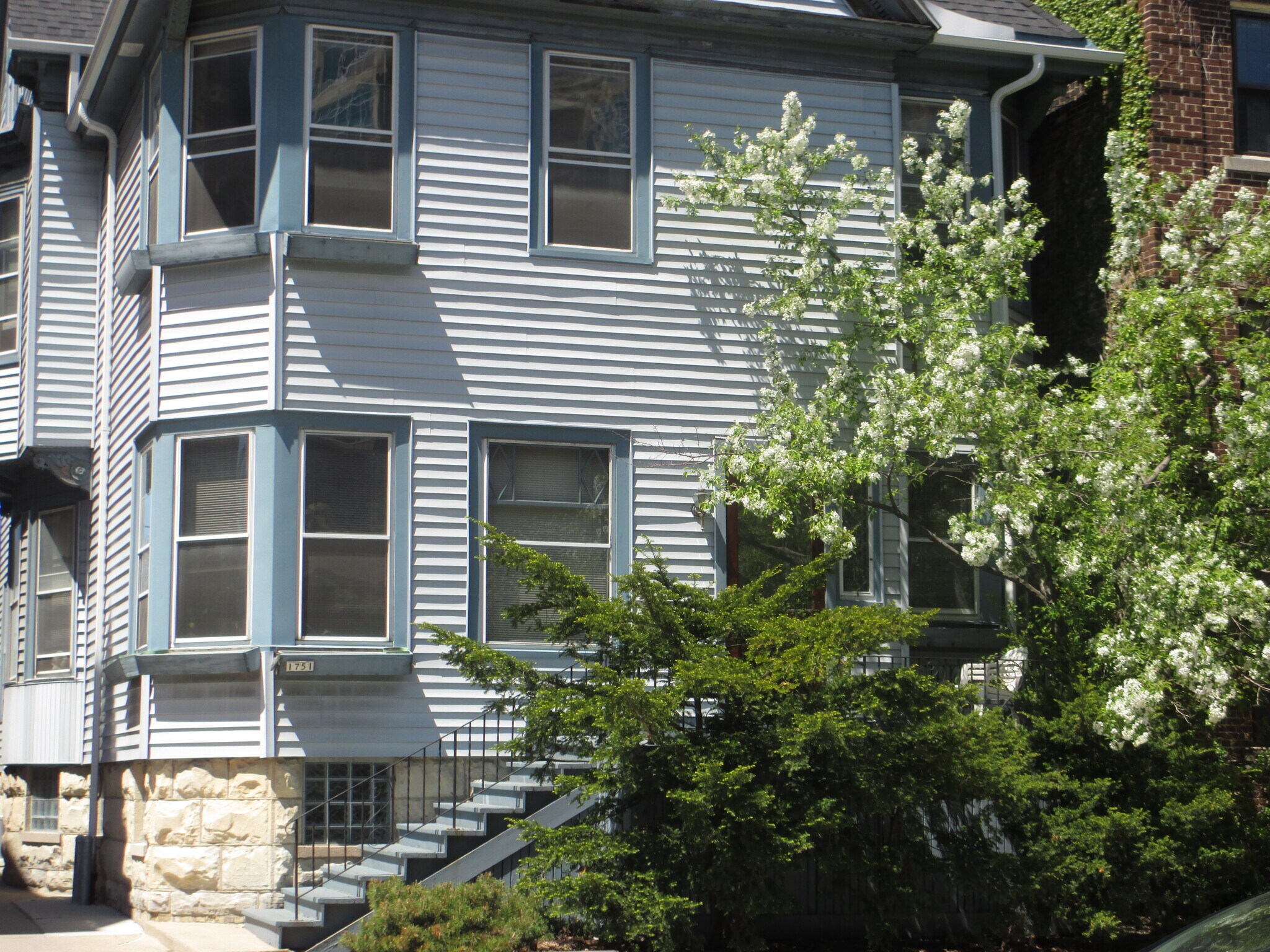 Building Photo - 1751 N Cambridge Ave