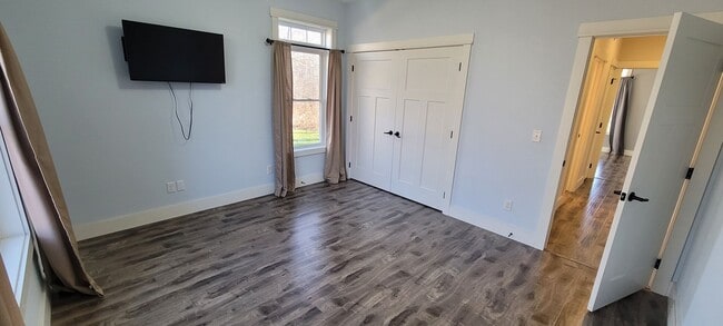 Building Photo - Three Bedroom 2.5 Bath House