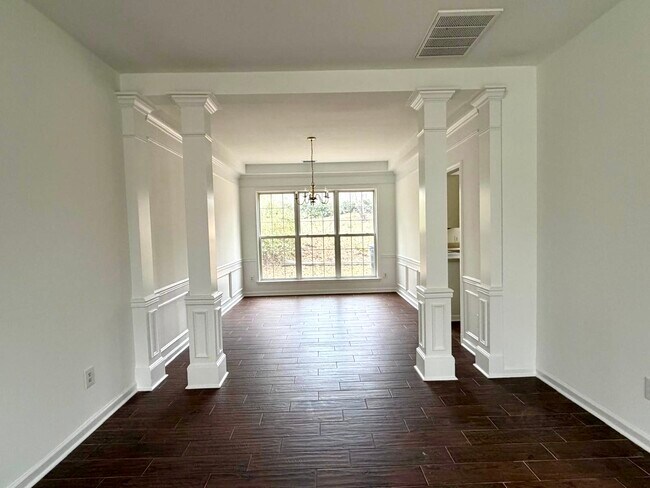 Building Photo - 6229 Bells Mill Dr