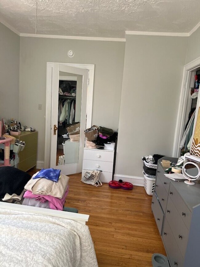 Building Photo - Large, Evanston 1BR! Heat Included - Elmwo...