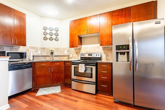 Building Photo - 898 Oak St SW