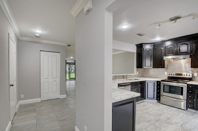 Building Photo - 1105 Maplewood Dr