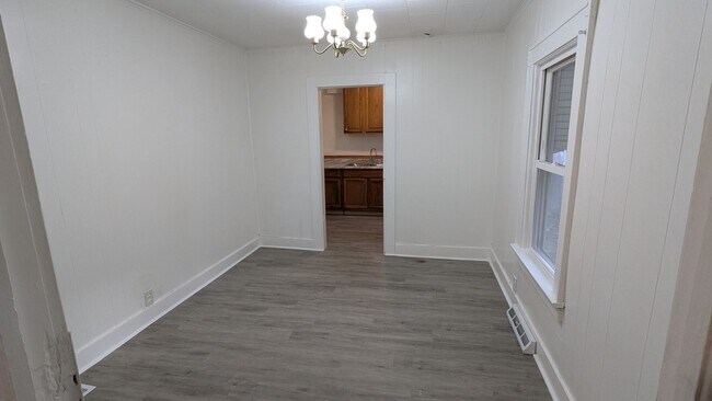 Building Photo - Charming 5-bedroom home located in the heart of Akron