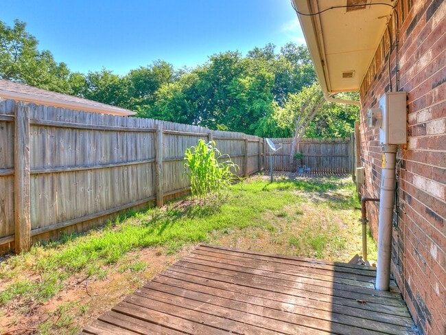 Building Photo - Adorable duplex in Norman