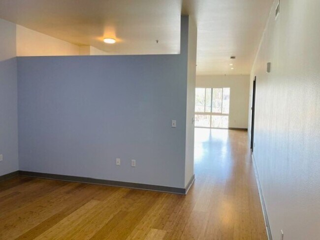 Building Photo - Modern Top Floor Condo with Views, Secured Building & Parking - Water,Sewer,Garbage Included!