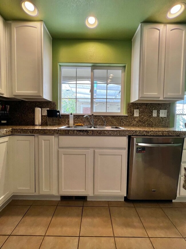 Building Photo - Beautiful 2 Bed 2.5 Bath Condo Near Observ...