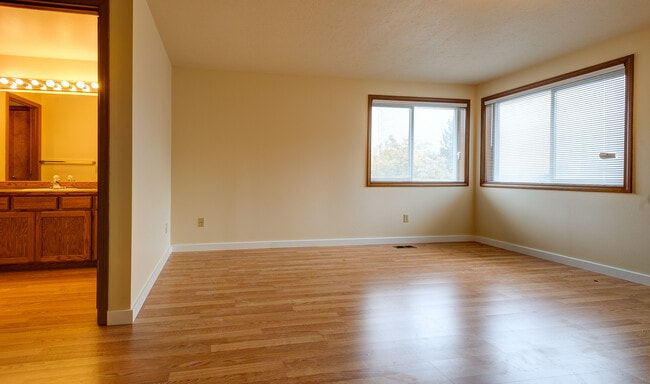 Building Photo - 8bed, 4 BA House, Close to University Village!!