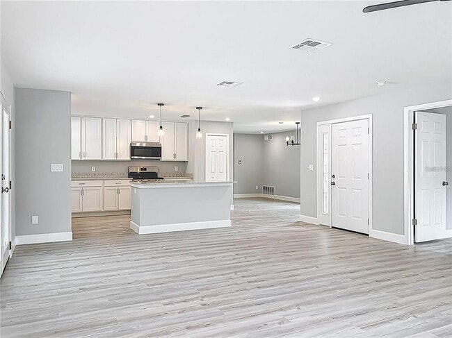 Building Photo - 8676 Hillside Dr