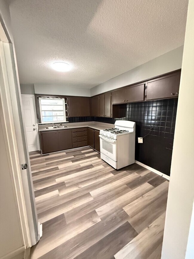 Building Photo - 4 bedroom/1 bath/detached storage building