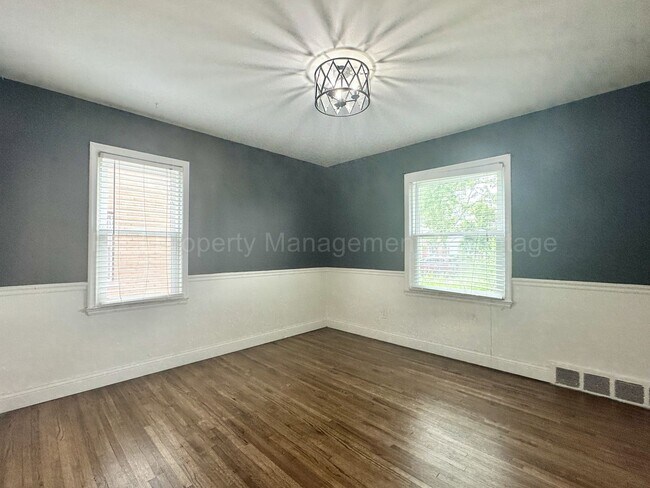 Building Photo - Charming Royal Oak 3-Bed with Sunroom, Dec...