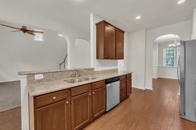 Building Photo - 3 Bedroom Townhome with 2 Car Garage in He...