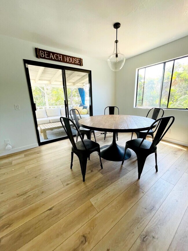 Building Photo - Gorgeous Furnished Canyon Home near beach/...