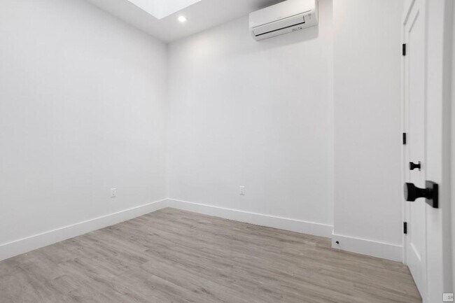 Building Photo - Massive 3 bed 2 bath in the heart of willi...