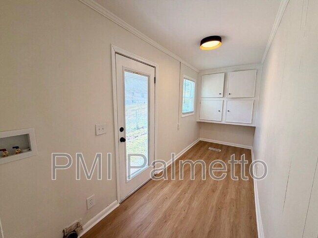 Building Photo - 725 Brooks Ave