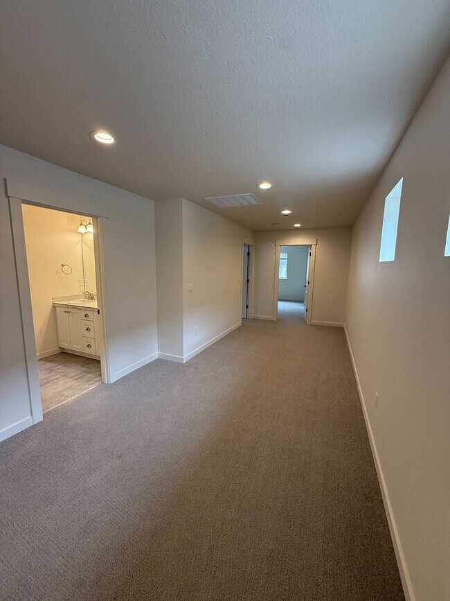 Building Photo - Immaculate 3B/2.5Ba Home in Ridgefield! Available NOW!