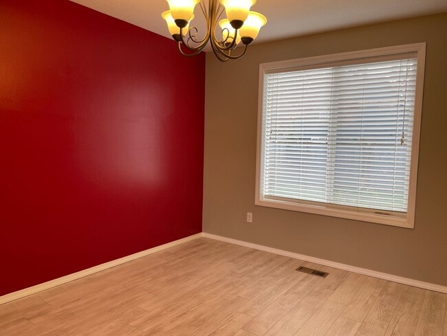 Building Photo - HALF MONTH FREE OF RENT Spacious 5 Bedroom Home! Granite Counters! Pet friendly! Tons of Room for...