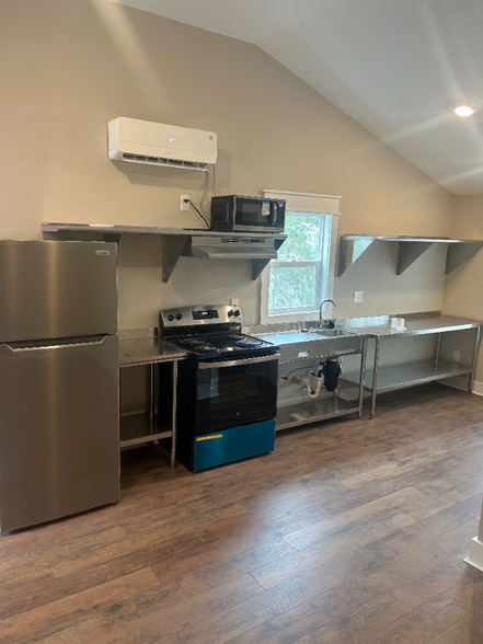 Building Photo - 405 Pine Ave