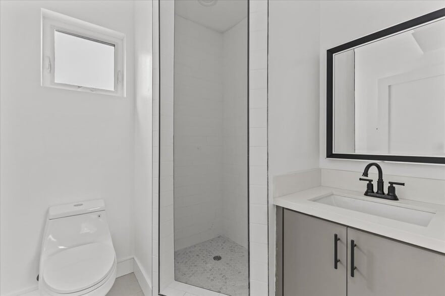 Building Photo - 860 N Hudson Ave