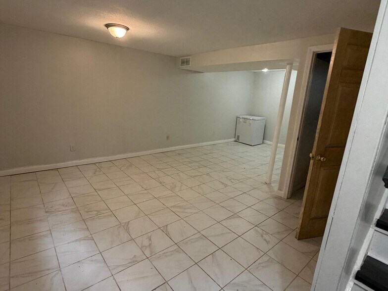 Building Photo - 3770 Brewster St