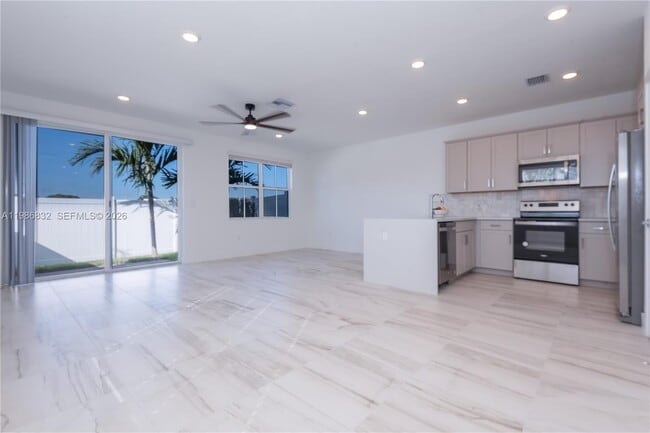 Building Photo - 230 SW 170th Ave