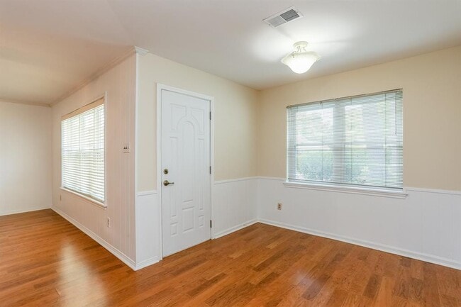 Building Photo - 8215 Wimbledon Ln