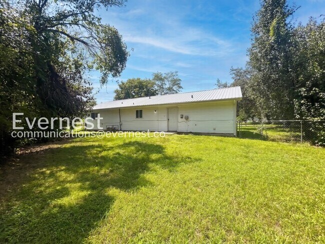 Building Photo - 3 Bed, 2 Bath Home with Garage / Pet-Friendly /  Available Now!