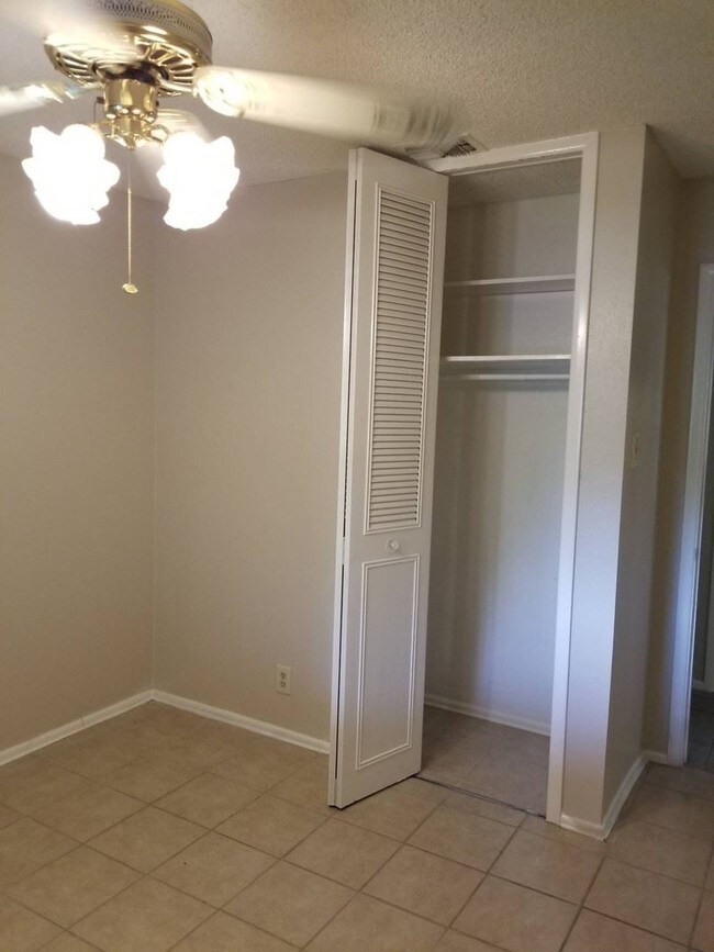Building Photo - 3 br, 1.5 bath House - 6731 Red Bluff