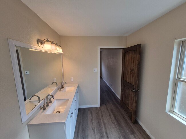 Building Photo - 4018 Sunrise Cove Dr