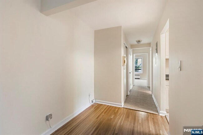 Building Photo - 2350 Linwood Ave