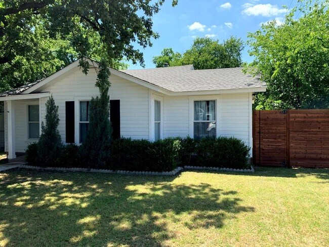 Building Photo - Amazing 3 Bed, 2 Bath Rental in Desirable Oakhurst Subdivision of Fort Worth- 76111