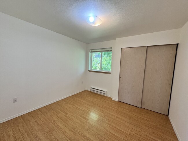Building Photo - Spacious 3 bed 1.75 bath top floor unit in Des Moines