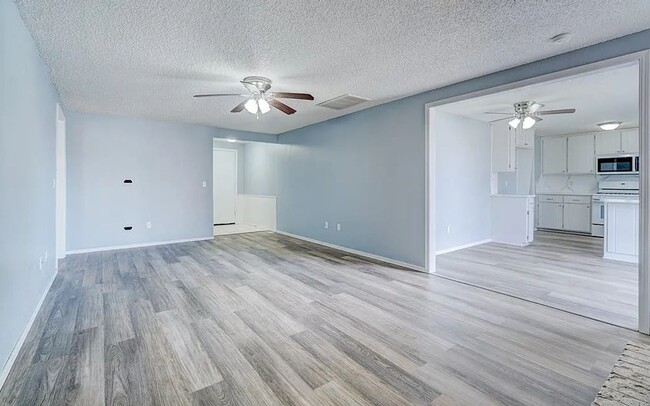 Building Photo - 3 bed two bath in Yukon, clean , updated a...