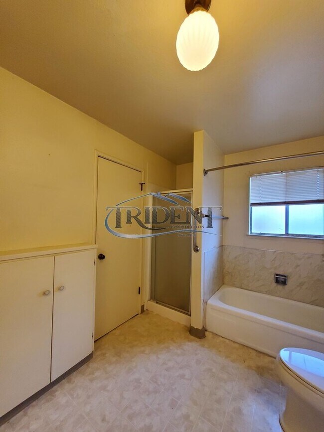 Building Photo - (2526m) 231 E. 18th St/ 1806 Sampson