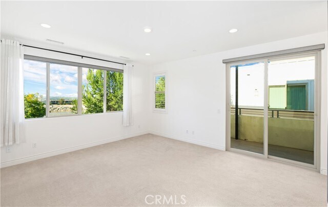 Building Photo - 148 Spectacle