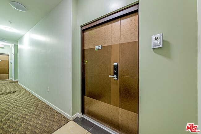 Building Photo - 903 S New Hampshire Ave