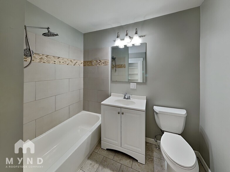 Building Photo - 153 N Oakley Ave