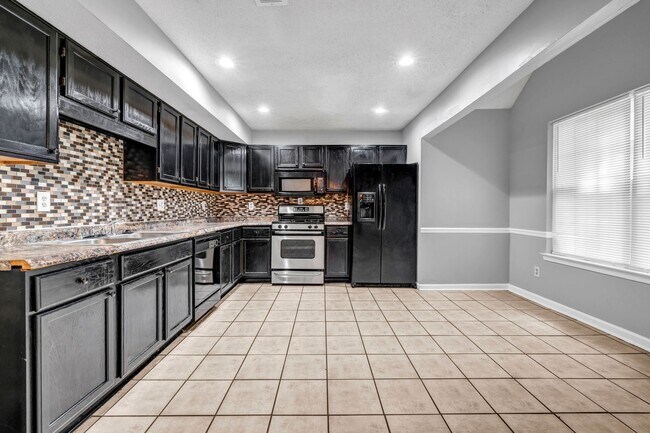 Building Photo - Charming 3 Bed, 2.5 Bath Home on a Quiet C...
