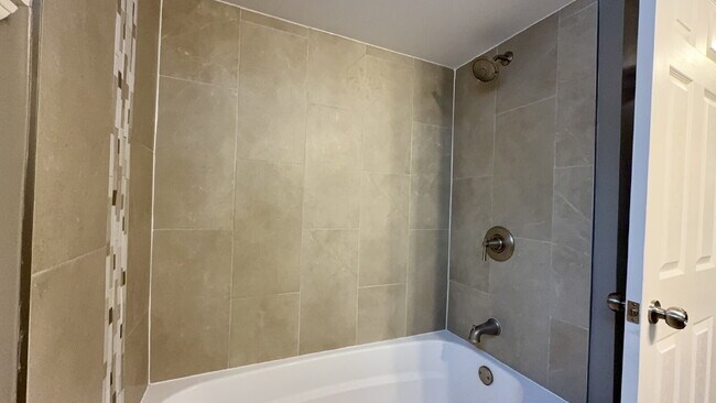 Building Photo - Beautifully remodeled 3 bedroom, 1.5 bath home.